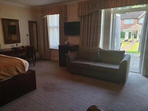 Suite | Living area | 32-inch flat-screen TV with digital channels, TV - The Lismoyne Hotel (Fleet)