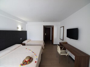 In-room safe, free cots/infant beds, free WiFi - Hotel Astoria Park (Lloret de Mar)