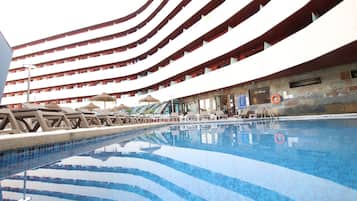 Alberca al aire libre por temporada y sombrillas en la alberca