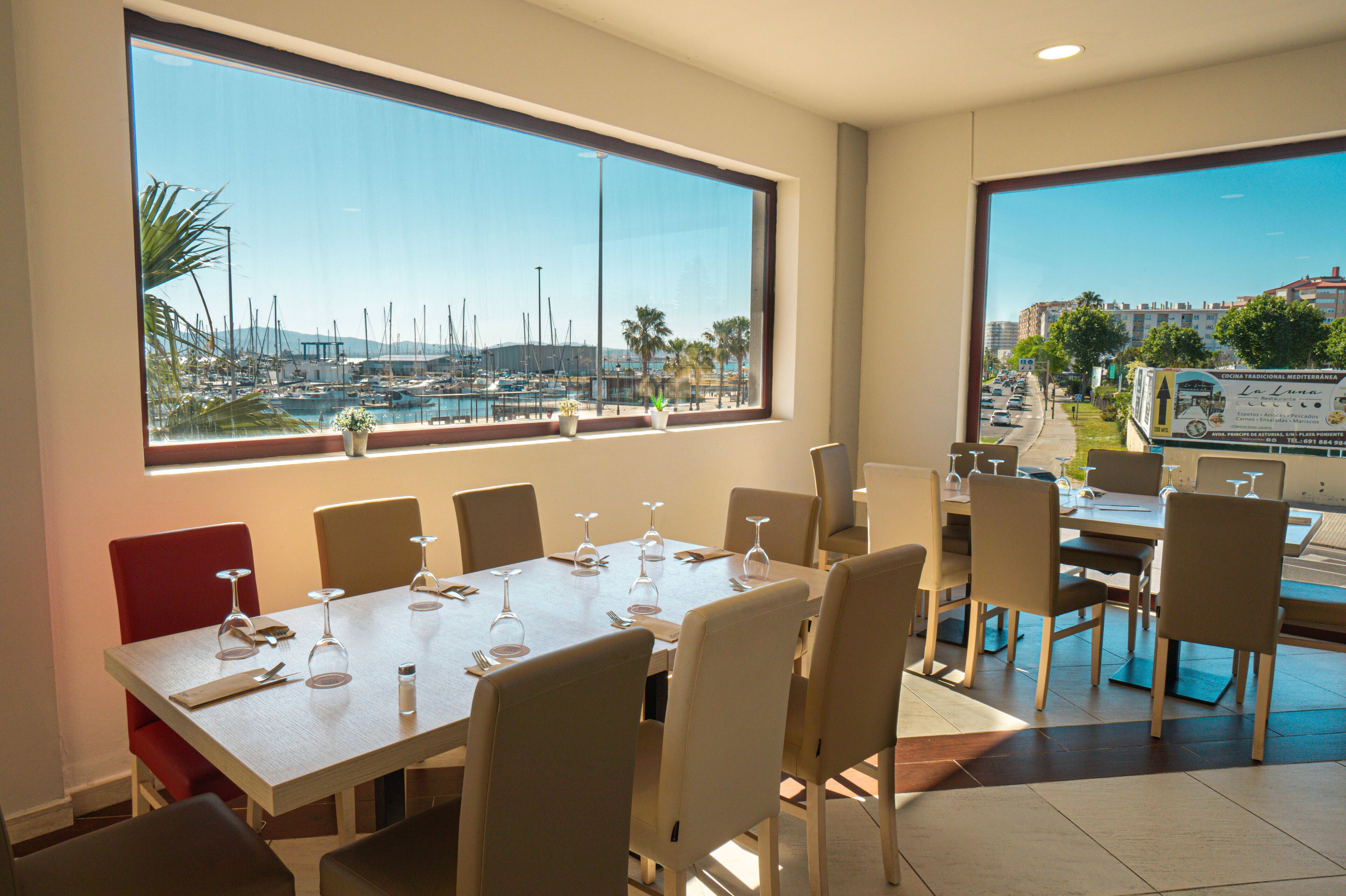 Phục vụ bữa sáng và bữa tối 