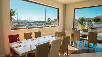 Phục vụ bữa sáng và bữa tối