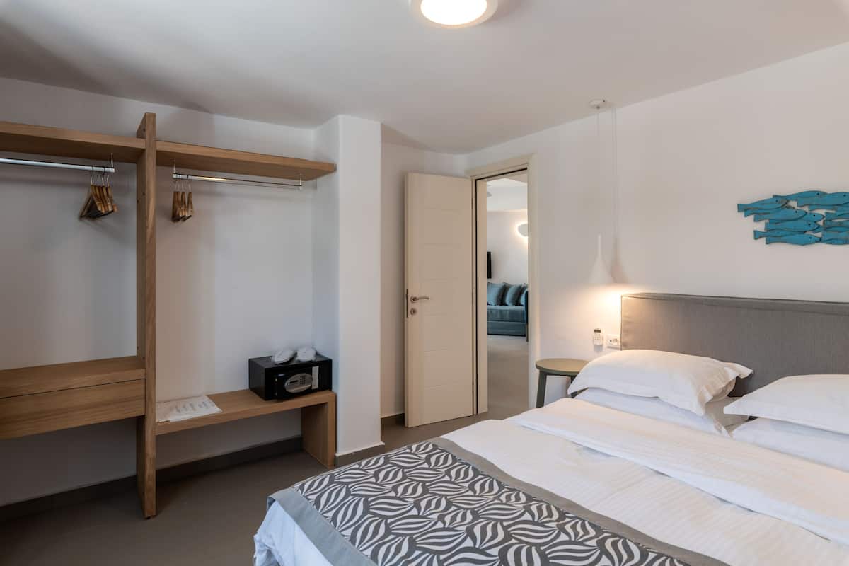 Apartment, 2 Bedrooms | In-room safe, blackout drapes, free WiFi, bed sheets