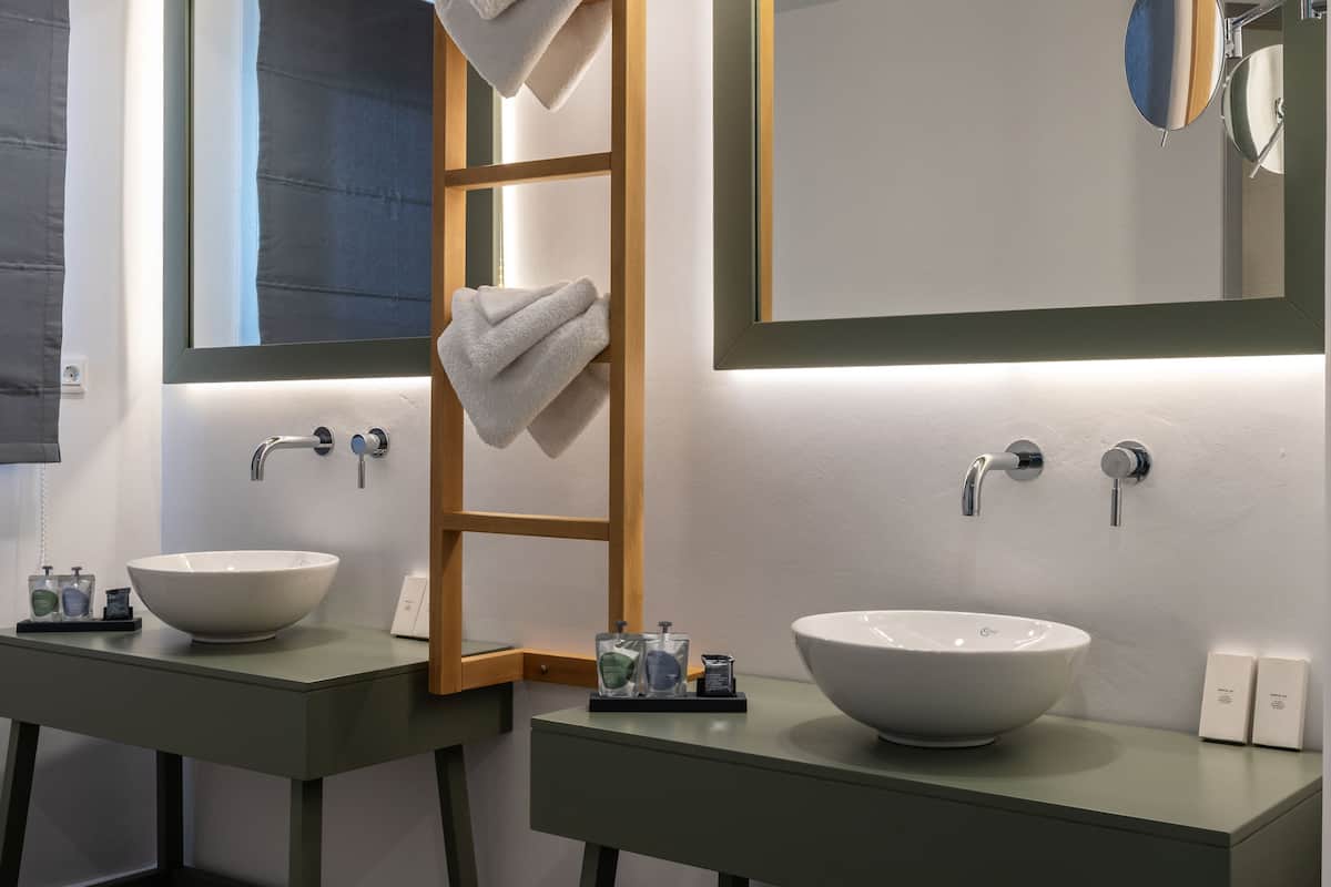 apartment, 2 bedrooms | bathroom | shower, hair dryer, towels