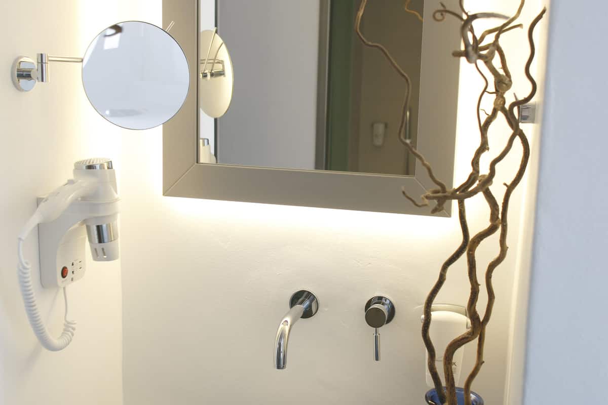 family room (3 people) | bathroom sink