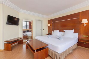 Habitación cuádruple, vistas al mar | Minibar, caja fuerte, cortinas opacas y wifi gratis