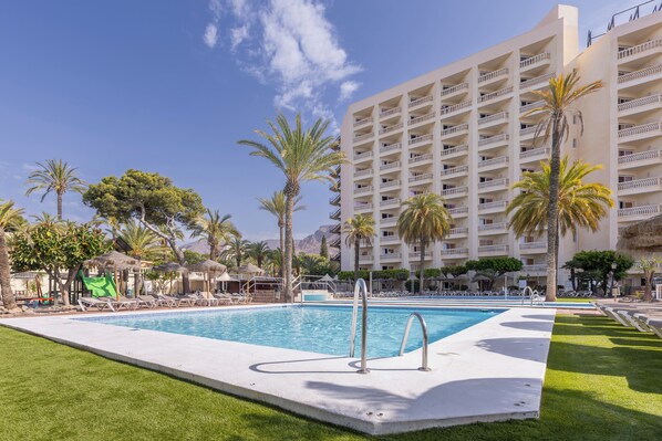 3 outdoor pools, pool umbrellas, pool loungers