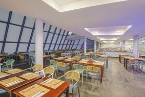 Tägliches Frühstücksbuffet (15 EUR pro Person)