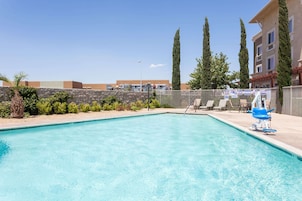 Una piscina al aire libre