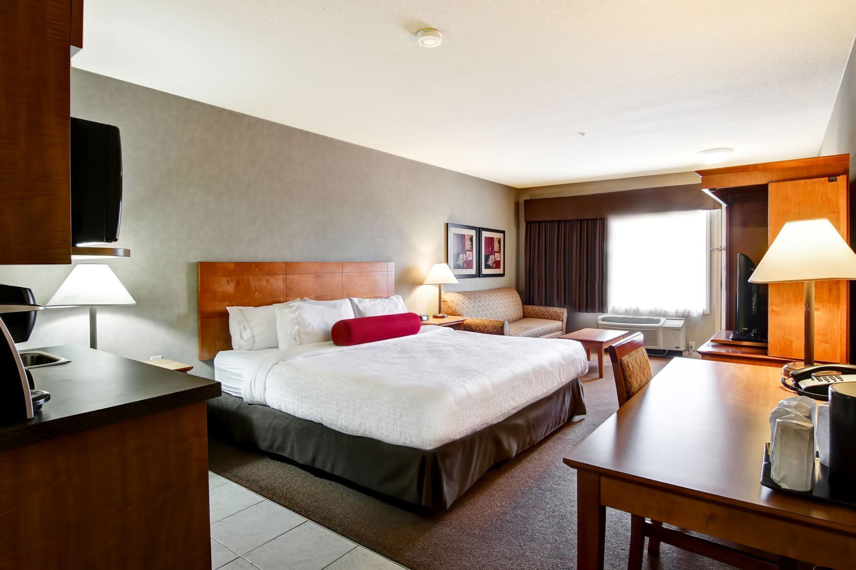 Cortinas blackout, tabla de planchar con plancha y wifi gratis 