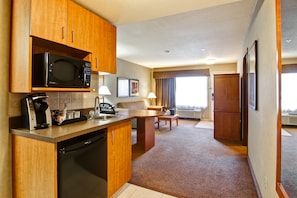 Blackout curtains, iron/ironing board, free WiFi, bed sheets - Ramada by Wyndham Ponoka (Ponoka)