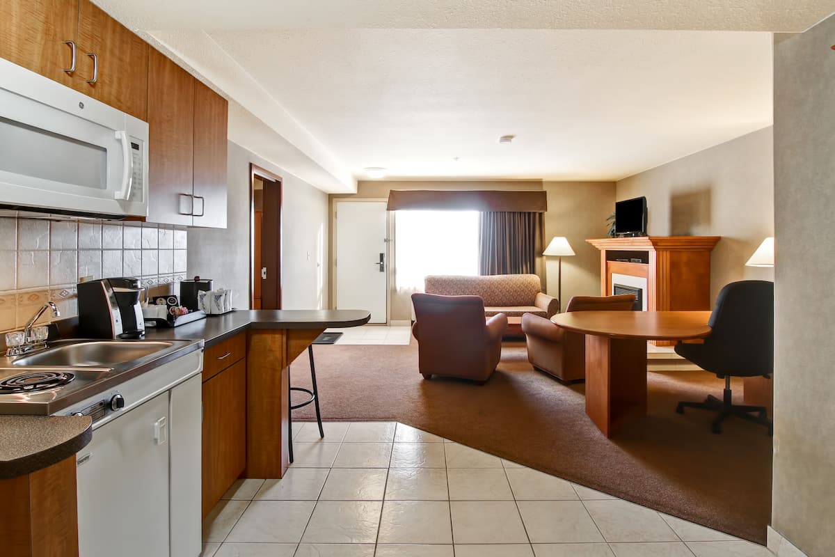 Suite, 1 King Bed, Non Smoking | Blackout drapes, iron/ironing board, free WiFi, bed sheets