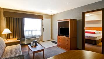 Deluxe Suite, 1 King Bed, Non Smoking | Blackout curtains, iron/ironing board, free WiFi, bed sheets