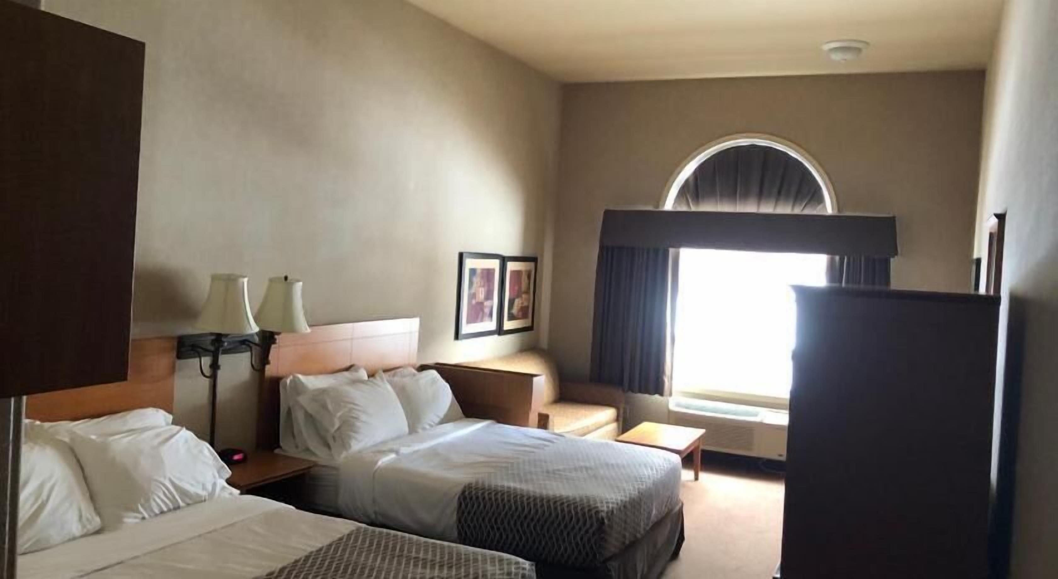 Cortinas blackout, tabla de planchar con plancha y wifi gratis 