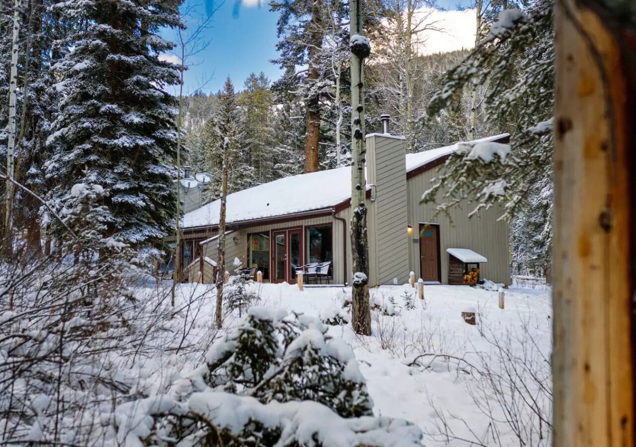 Hytte | Sengetøy av topp kvalitet, senger med overmadrass og blendingsgardiner