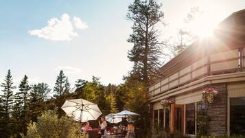 Breakfast and brunch served, local cuisine