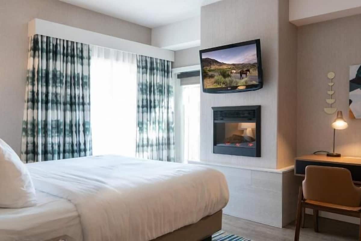 Premium bedding, in-room safe, desk, soundproofing