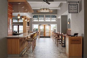 Serviço de almoço e jantar; culinária local, vistas para o jardim