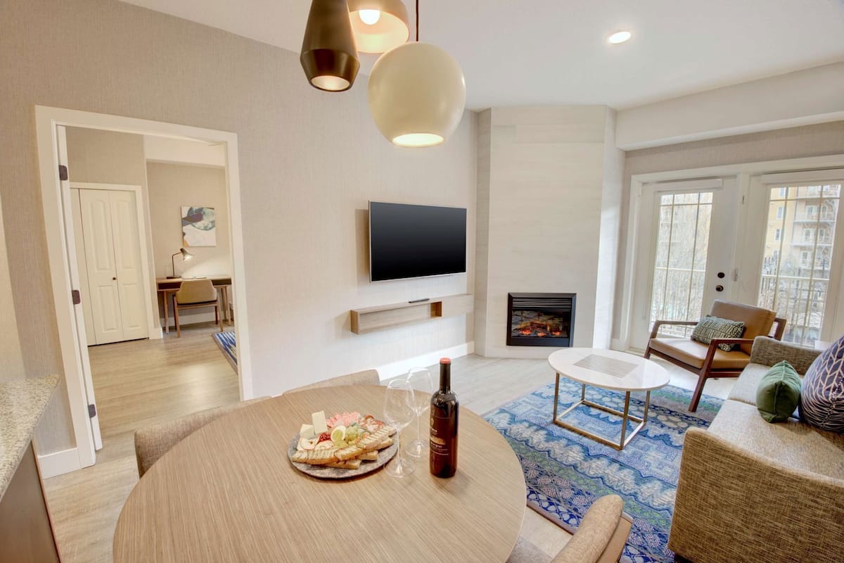 Living area | TV, fireplace, pay movies