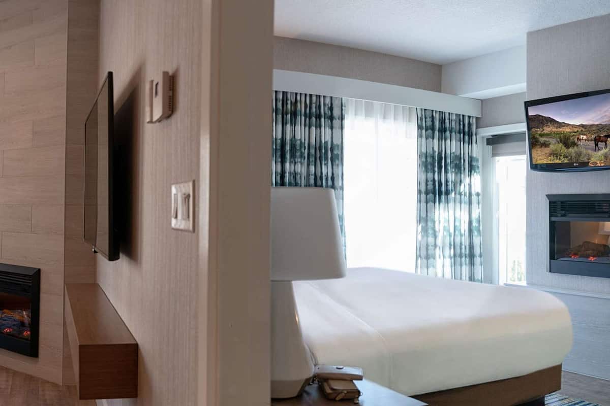Premium bedding, in-room safe, desk, soundproofing