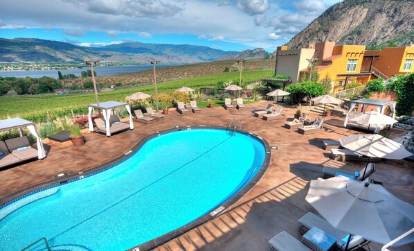 Alberca al aire libre y camas balinesas (con cargo) 