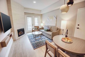 Ropa de cama de alta calidad y caja de seguridad en la habitación 