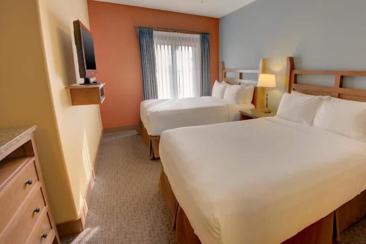 Premium bedding, in-room safe, desk, soundproofing