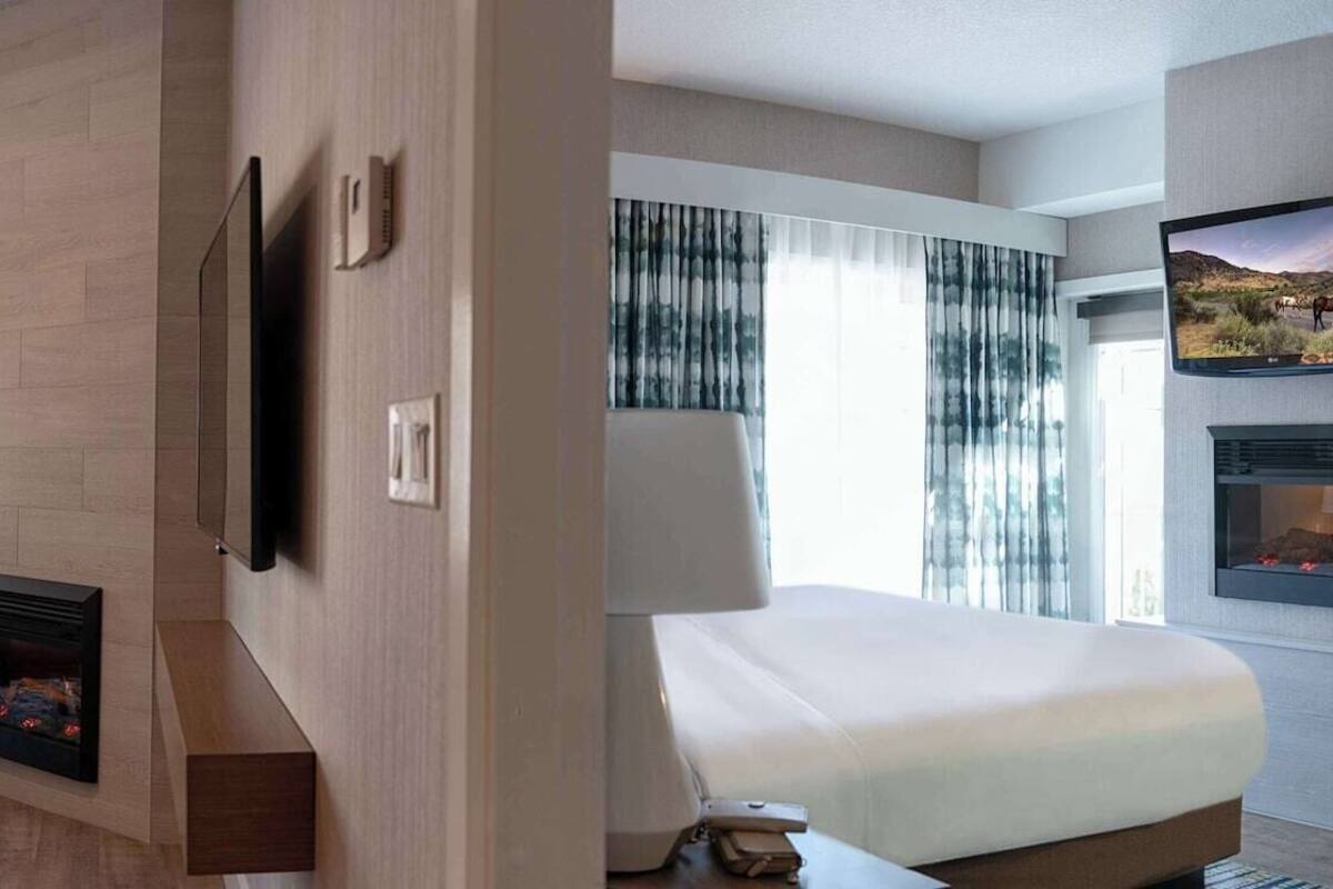 Premium bedding, in-room safe, desk, soundproofing