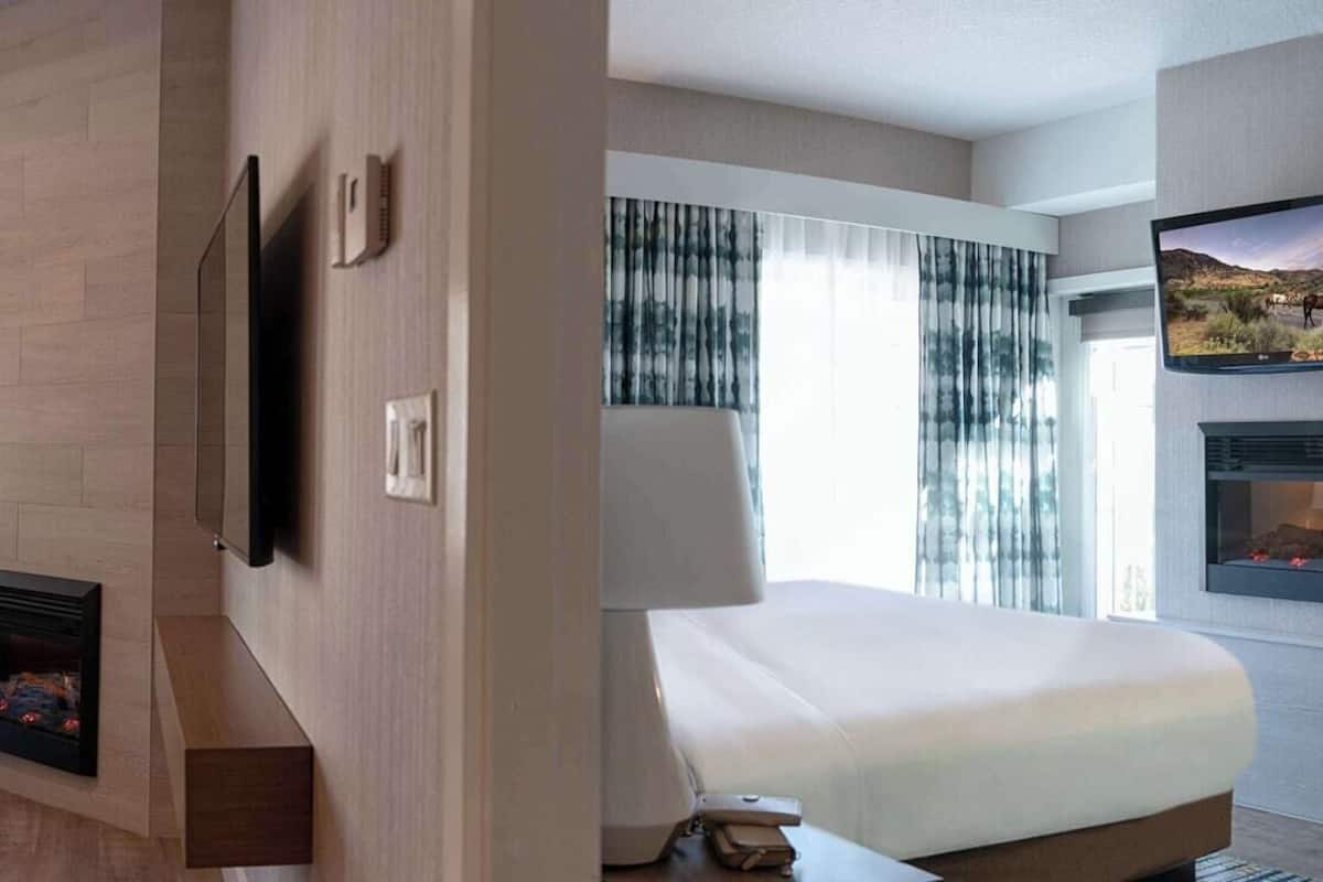 Hochwertige Bettwaren, Zimmersafe, Schreibtisch, schallisolierte Zimmer