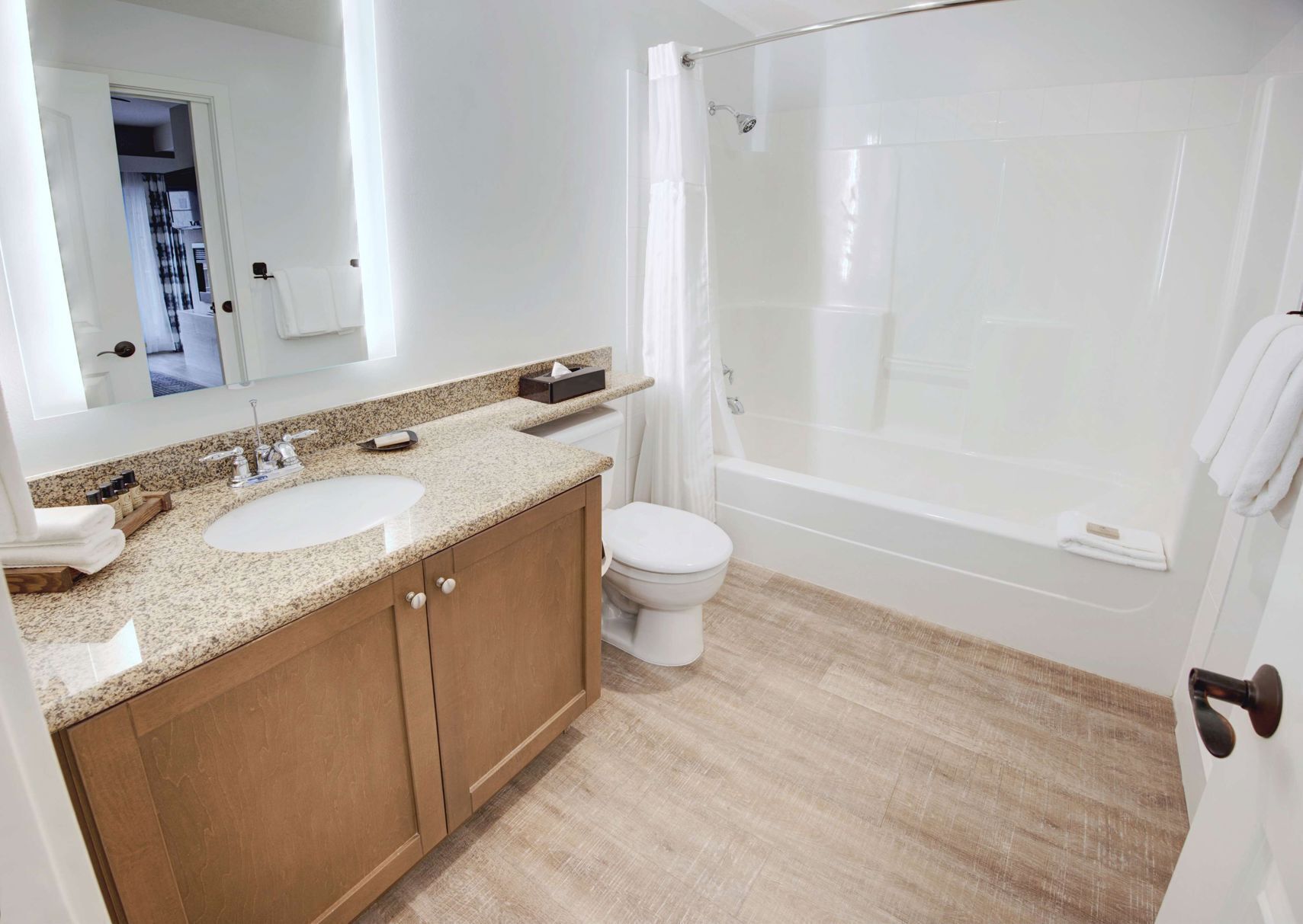 Une salle de bain avec deux lavabos, des toilettes et une douche à l’italienne.