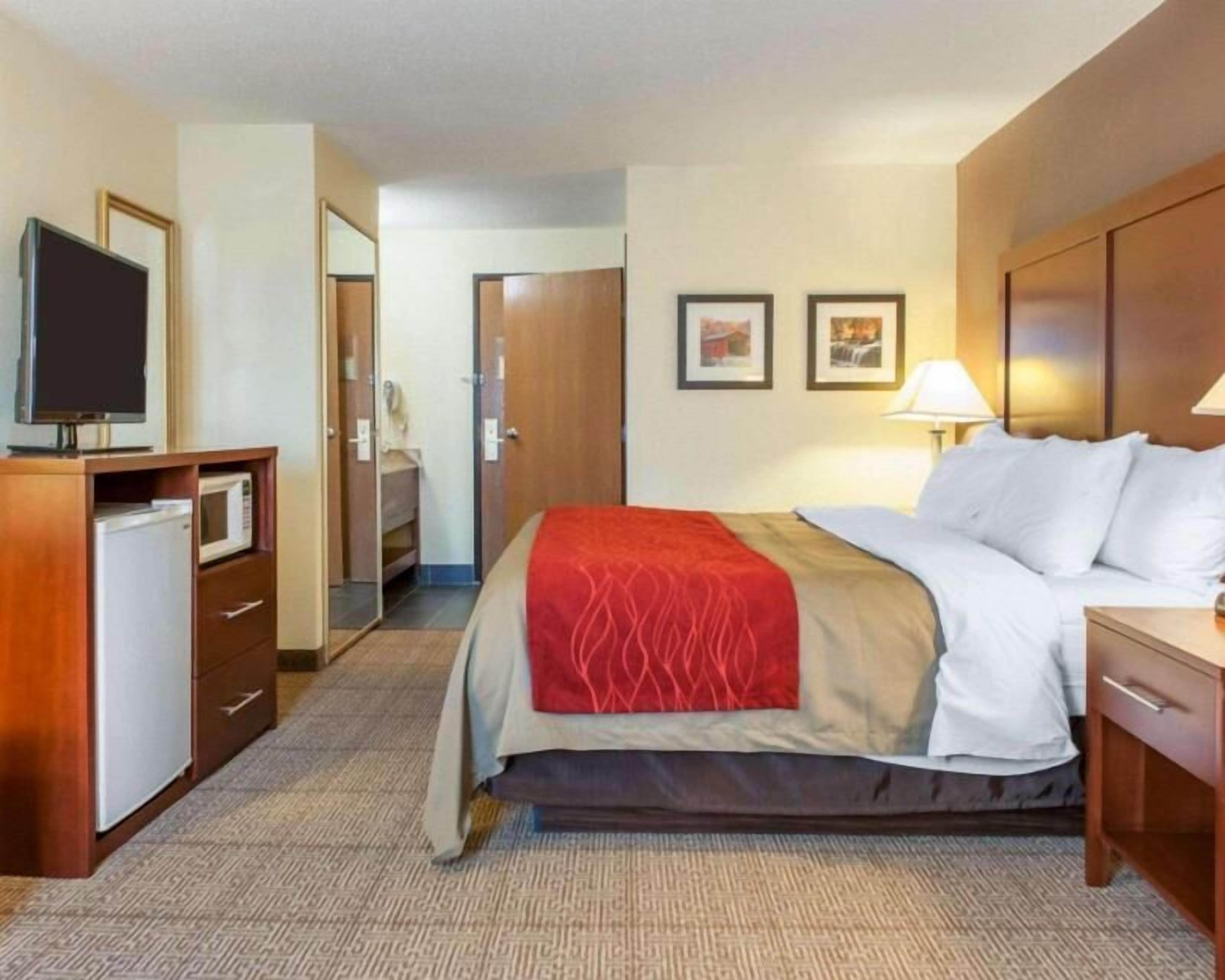 مكتب وتجهيزات عازلة للصوت ومكواة/لوح كي وأسرّة أطفال/رضّع (مجانًا)