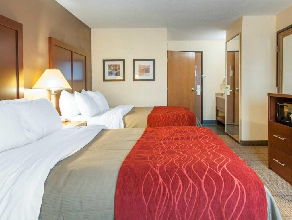 مكتب وتجهيزات عازلة للصوت ومكواة/لوح كي وأسرّة أطفال/رضّع (مجانًا)