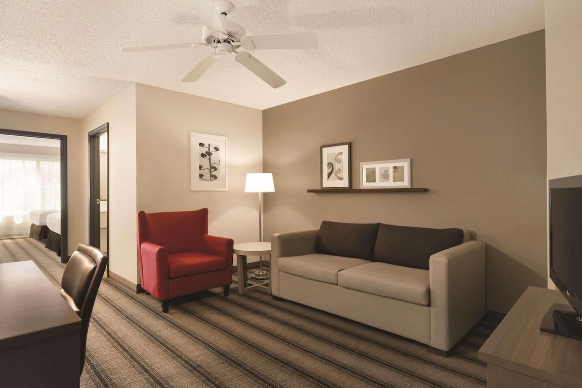 suite, 1 bedroom, non smoking | desk, iron/ironing board, free wifi, bed sheets