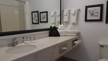 Combined shower/bathtub, free toiletries, hair dryer, towels