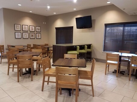 Country Inn Suites by Radisson, Indianapolis Airport South, IN - Image 6