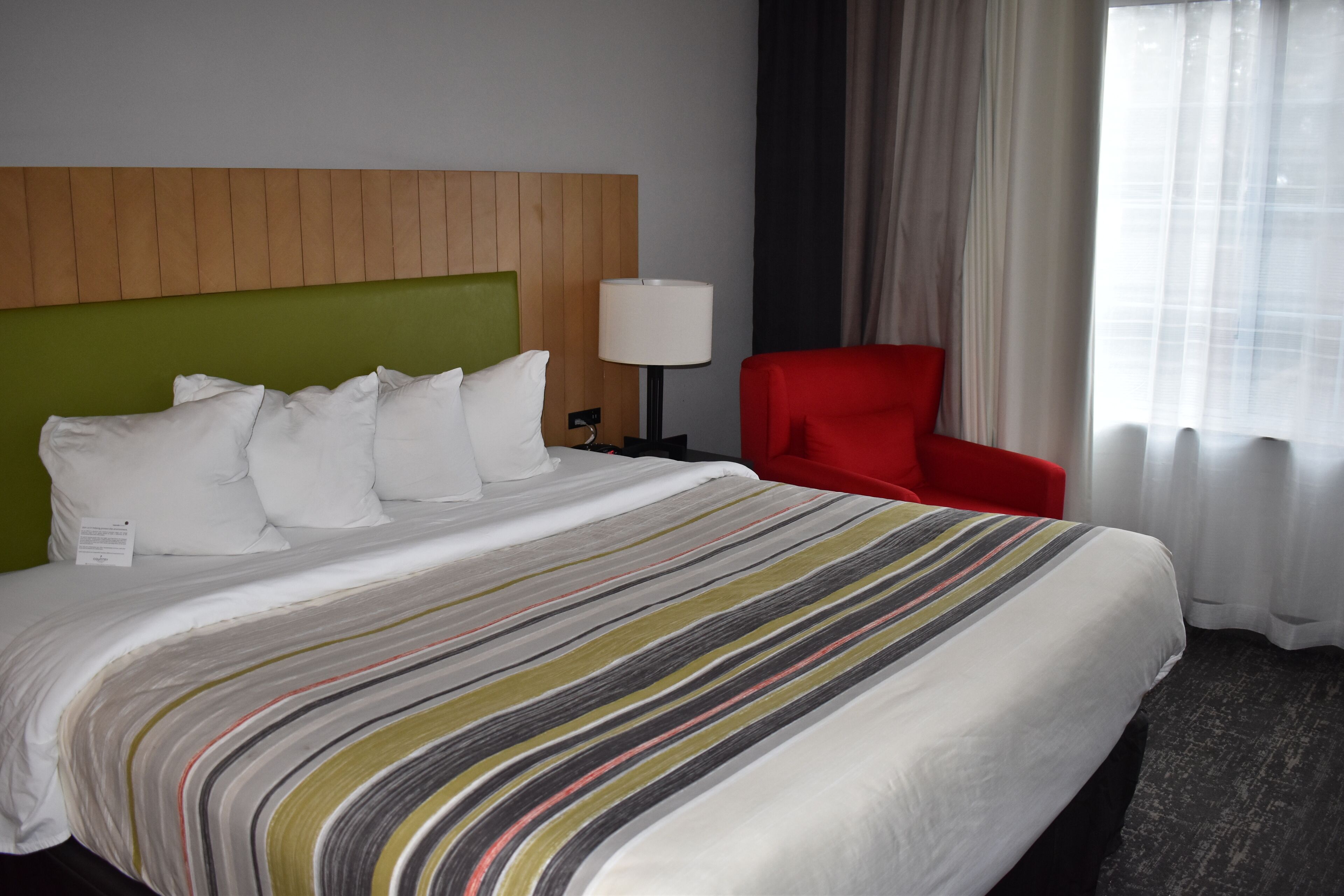 Luxe beddengoed, een kluis op de kamer, een bureau, een laptopwerkplek