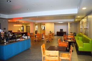 Café da manhã com buffet grátis todos os dias