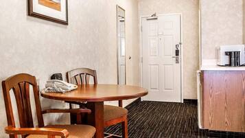 Verdunkelungsvorhänge, Bügeleisen/Bügelbrett, kostenloses WLAN