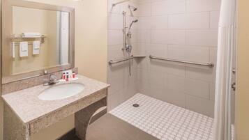 Duschwanne, kostenlose Toilettenartikel, Haartrockner, HandtĂŒcher