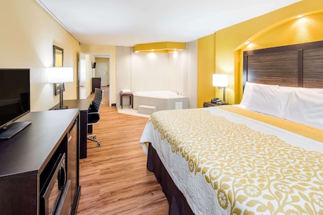 Escritorio, wifi gratis, ropa de cama y despertador