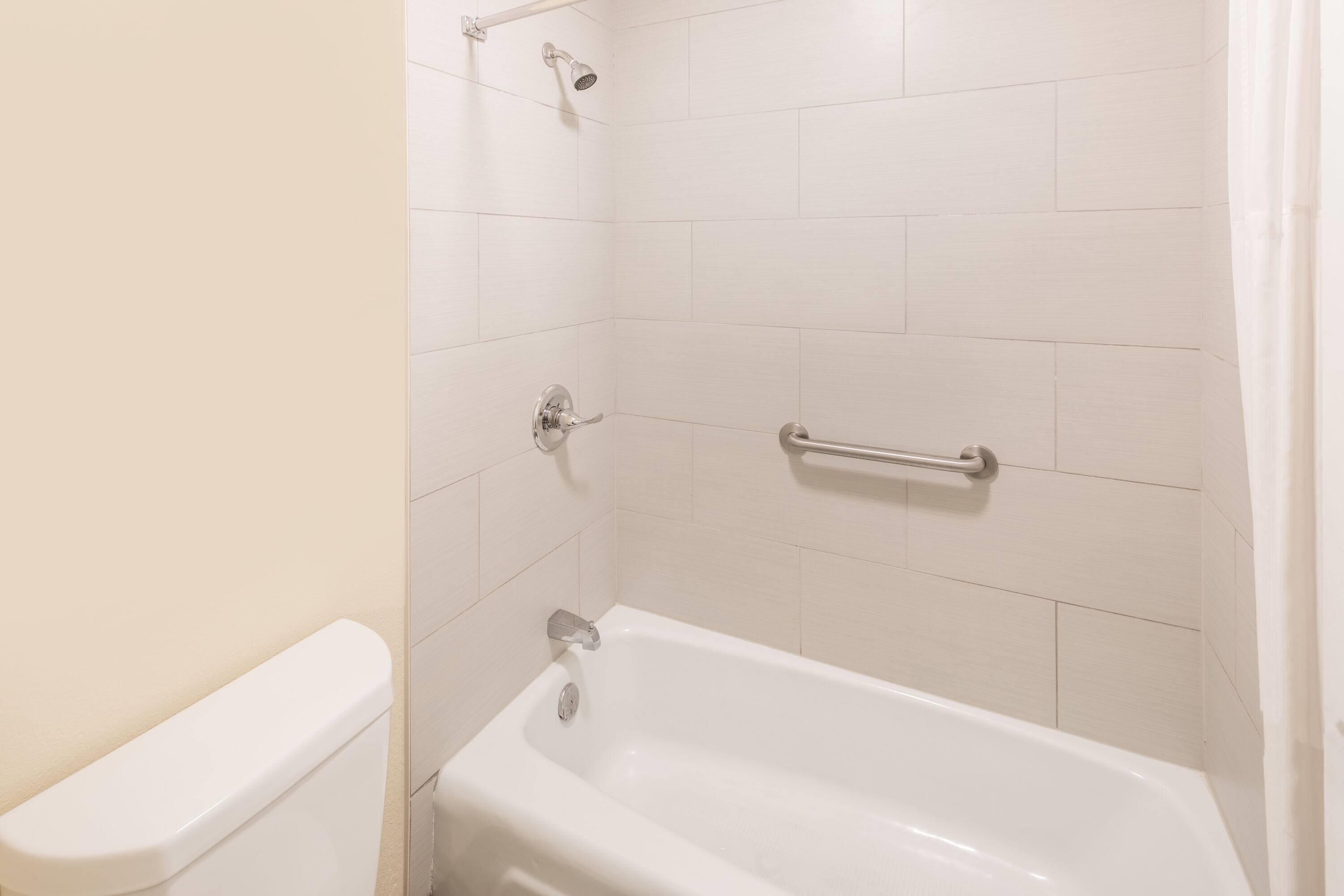 Combined shower/tub, free toiletries, hair dryer, towels