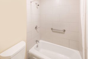 Suihkun ja ammeen yhdistelmä, ilmaiset hygieniatuotteet, hiustenkuivaaja