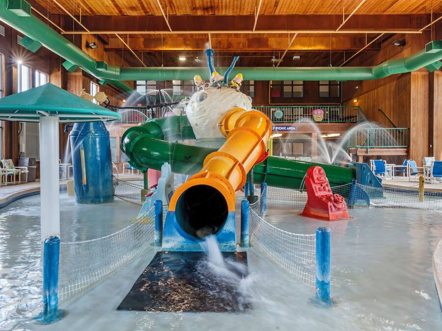 Inomhuspool, en säsongsöppen utomhuspool och livvakter på plats