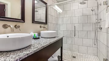 Apartment, Kitchen | Bathroom | Free toiletries, hair dryer, towels