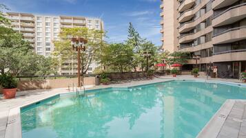 Kolam renang outdoor musiman