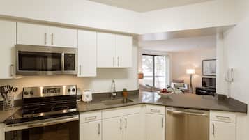 Full-sized fridge, microwave, oven, stovetop