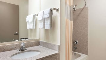 Ensemble douche/baignoire, articles de toilette gratuits, sĂšche-cheveux