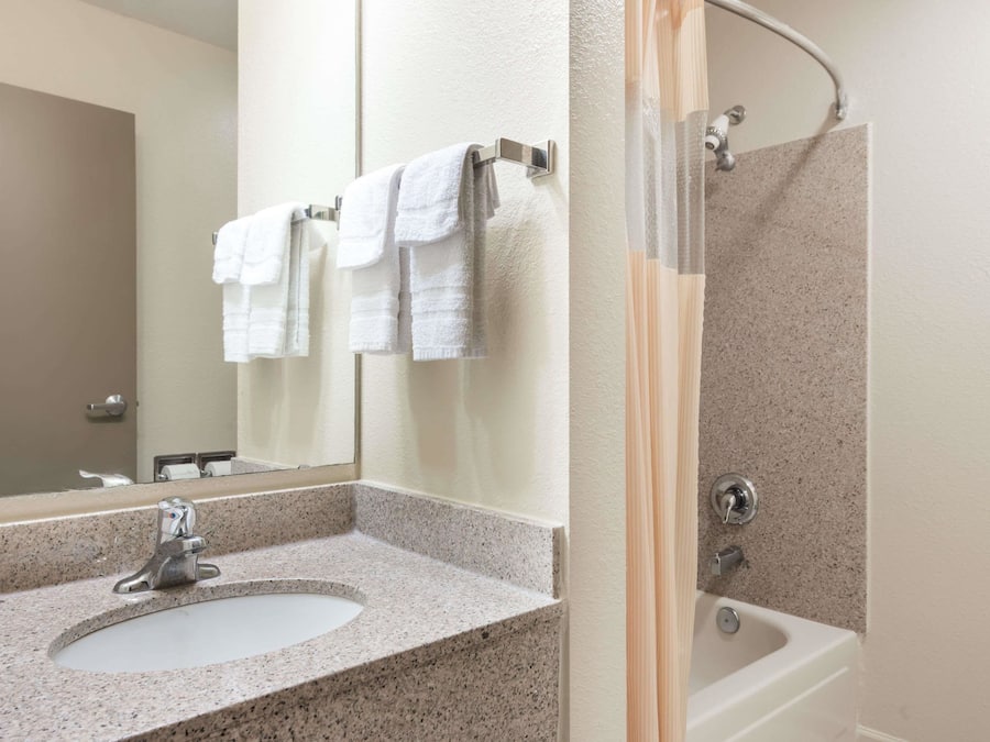 Combined shower/tub, free toiletries, hair dryer, towels