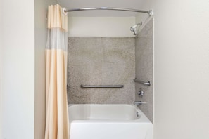 Habitació estàndard, 1 llit de matrimoni, accessible | Bany | Combinació de dutxa i banyera i articles de tocador gratuïts