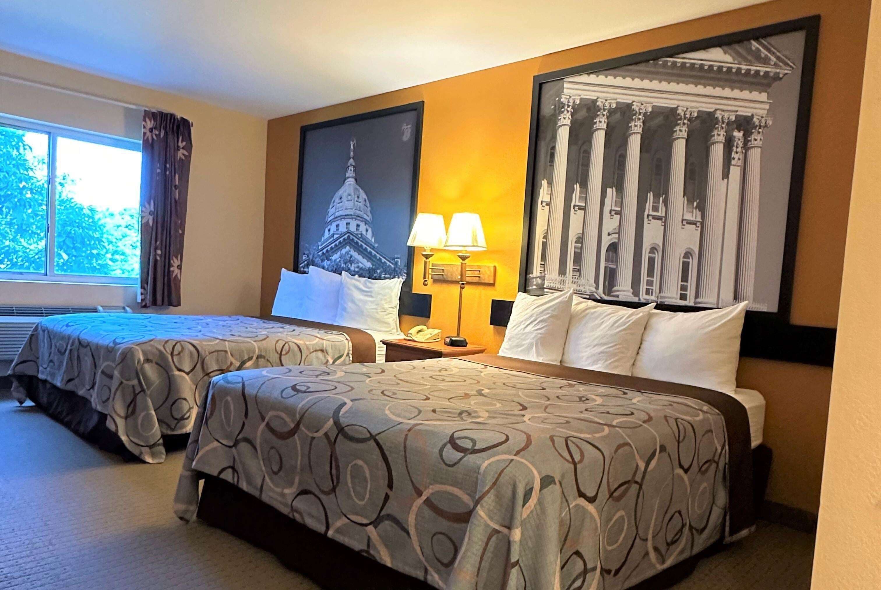 Bureau, rideaux occultants, fer et planche à repasser