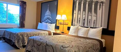 Bureau, rideaux occultants, fer et planche à repasser